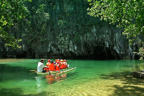 Sông ngầm dài 8,2 km, chảy ngoằn ngoèo trong động trước khi đổ thẳng ra Biển Đông. Điểm nổi bật khác biệt của dòng sông là những cơn gió thôi qua một hang động trước khi chảy trực tiếp vào biển Đông. Xung quanh nó là những ngọn núi đá vôi carxtơ.